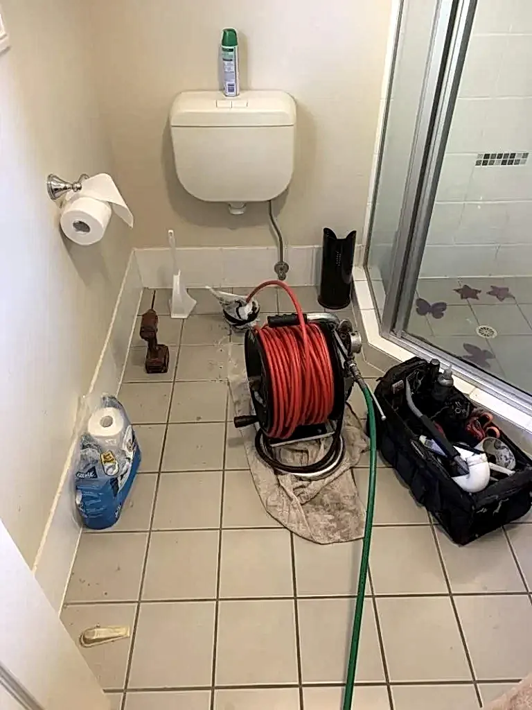 İstanbul'da tüm ilçelerde 7/24 kırmadan dökmeden tuvalet açma hizmetimiz vardır. Tıkanan tuvaleti 45 dk içinde kırmadan dökmeden tıkanıklık açma robotu ile 100% açıyoruz. 25+ yıllık tecrübemize güvenerek herhangi bir sebepten tıkanıklık açılmazsa kesinlikle ücret talep etmiyoruz. En kolay tuvalet açma yöntemleri? Tuvalet tıkanıklığı sorununuza kendi yöntemlerinizi uyguladığınız takdirde bir sonuca ulaşamadıysanız robotla tuvalet tıkanıklığı açma konusunda uzman tesisatçılardan yardım almalısınız. Kamera yardımı ile tuvalet tıkanıklığı açma sırasında tıkanıklığa sebep olan cismi netleştirerek daha doğru bir uygulama yapılmaktadır.