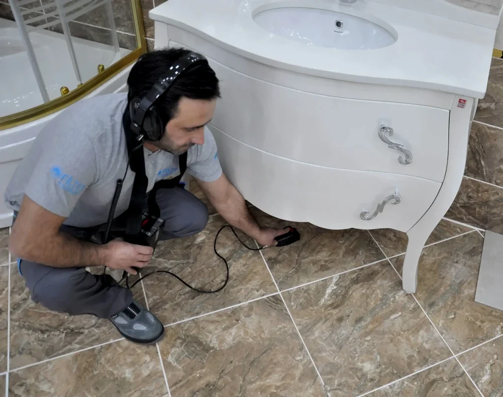 Beylikdüzü su kaçağı tespiti servisi olarak İstanbul ve çevre illerde 7/24 su kaçağı tespiti hizmeti vermekteyiz. Ev ve iş yerlerinde herhangi bir sebeple oluşan su kaçaklarını özel dinleme cihazları ve termal kameralar gibi teknolojik cihazlar ile noktasal olarak buluyoruz. Belirlenen sorun aynı gün 2 yıl garantili olarak firmamız tarafından tamir edilmektedir. Su kaçaklarının belirtileri nelerdir? Evdeki su kaçakları genel olarak şöyle belirtiler vermektedir ;