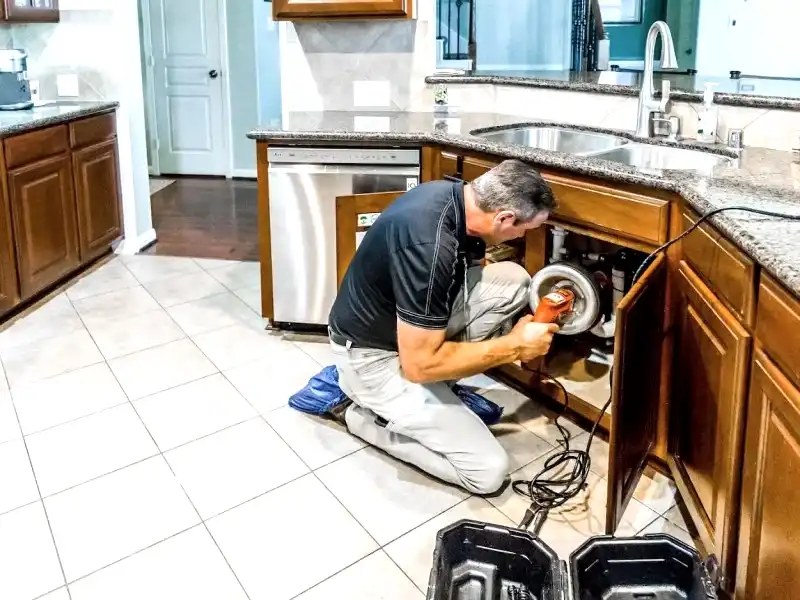 Banyolar, evlerimizdeki önemli mekanlardan biridir ve zaman zaman çeşitli sorunlarla karşılaşabiliriz. Bunlardan biri de banyoda oluşan kötü koku sorunudur. Banyoda koku, rahatsızlık verici bir durum olabilir ve temizlik ve hijyen açısından da önemli bir konudur. Bu içeriğimizde, banyoda koku oluşumunun nedenlerini ve bu sorunu nasıl giderilebileceğini ele alacağız.